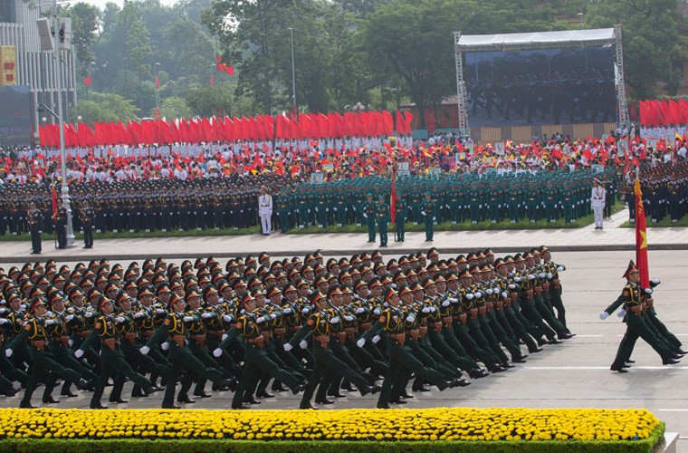 Khối đội hình sĩ quan, chiến sĩ đại diện cho các quân binh chủng tiến vào lễ đài. Nguồn ảnh: Baomoi.