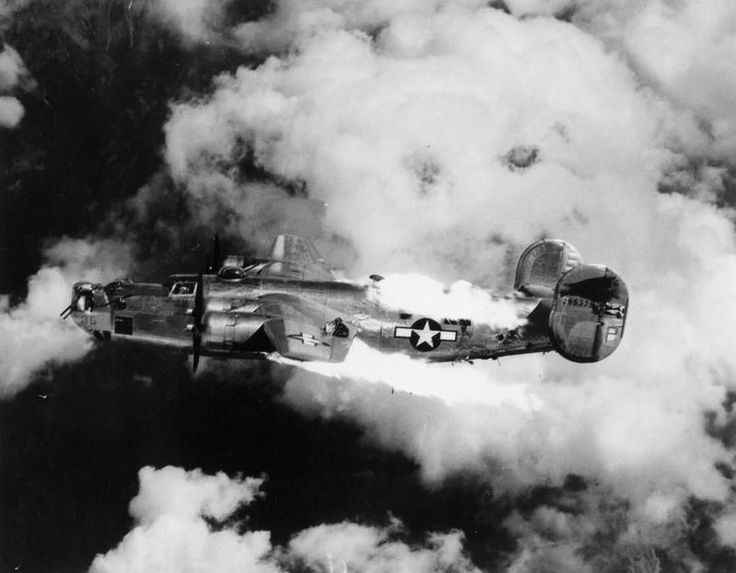 Phía Hồng quân Liên Xô mất tổng cộng khoảng 17.900 máy bay ném bom, 23.600 máy bay cường kích, 46.800 tiêm kích cùng với số lượng lớn các loại máy bay huấn luyện, vận tải, trinh sát khác với tổng số 106.400 chiếc. Trong đó chỉ có khoảng 60% thiệt hại khi giao tranh, số còn lại hư hỏng và bị phá huỷ khi không giao tranh. Nguồn ảnh: WWIIhistory.