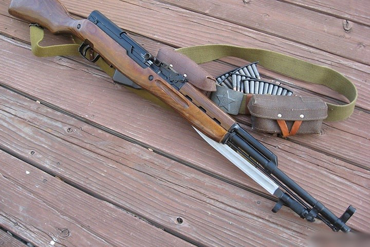 Súng CKC bên đai đạn dùng cho vũ khí này.