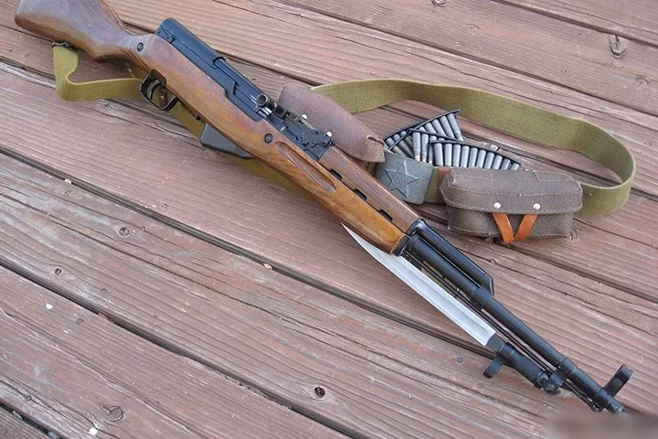 Súng CKC bên đai đạn dùng cho vũ khí này.