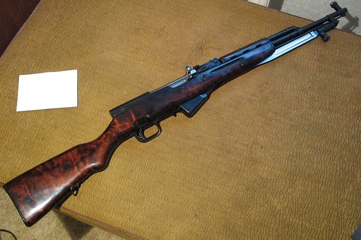 CKC có đặc điểm là thường được gắn lưỡi lê (loại có thể gập lại được).