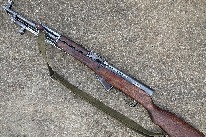 CKC là loại súng bán tự động (bắn từng phát một). Đây là loại súng trường đầy uy lực dù nó dùng đạn cỡ trung 7,62x39 mm.