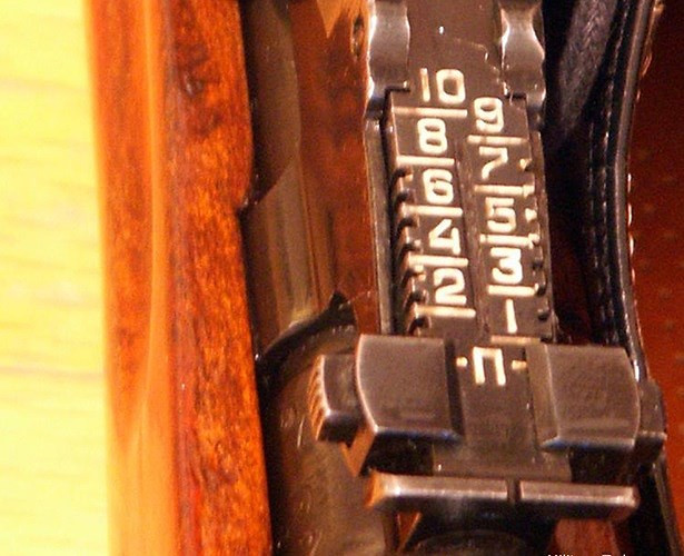 Thước ngắm cơ khí của súng CKC.