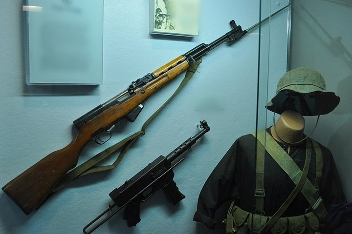 Một khẩu CKC với lưỡi lê được giương lên.