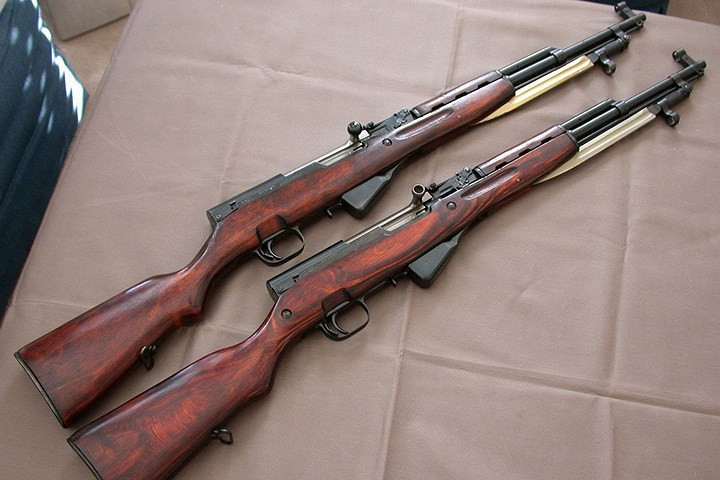 Cặp đôi súng CKC gắn lưỡi lê.