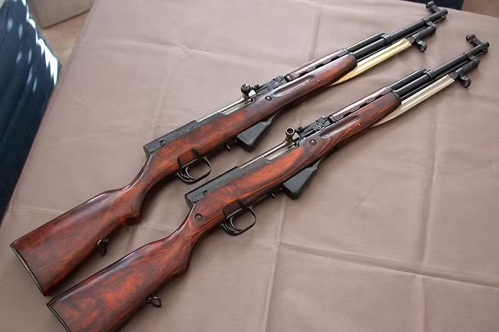 Cặp đôi súng CKC gắn lưỡi lê.