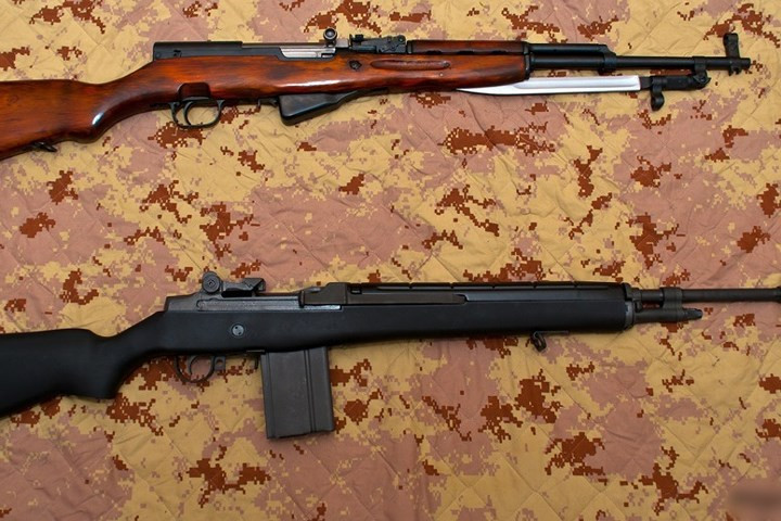 Khẩu CKC phía trên và súng M14 phía dưới.