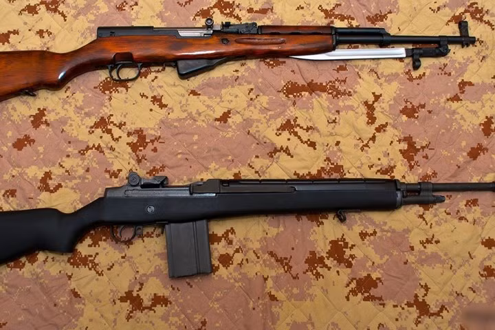 Khẩu CKC phía trên và súng M14 phía dưới.