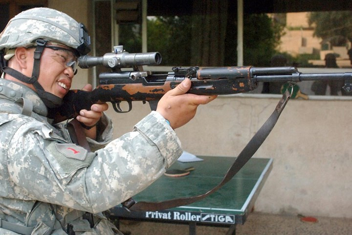 Khẩu CKC gắn ống ngắm trong tay một quân nhân.