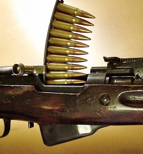 Hộp tiếp đạn của súng CKC chứa được 10 viên.