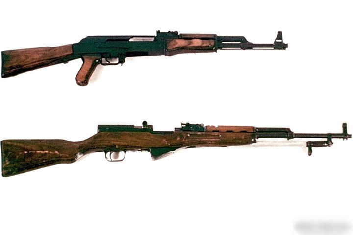 Súng AK phía trên và súng CKC phía dưới. CKC dùng cùng loại đạn với AK.