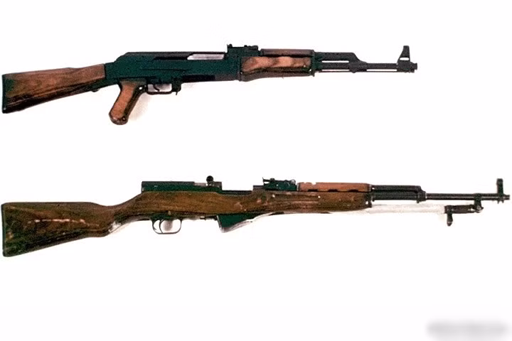 Súng AK phía trên và súng CKC phía dưới. CKC dùng cùng loại đạn với AK.