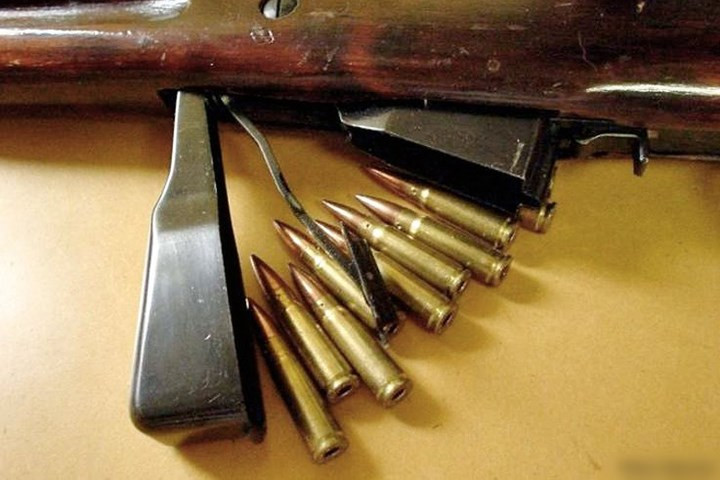 Hộp tiếp đạn của CKC là loại gắn vào súng (khác với hộp tiếp đạn của súng tiểu liên có thể tháo rời được).