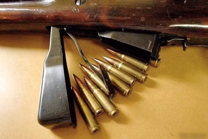 Hộp tiếp đạn của CKC là loại gắn vào súng (khác với hộp tiếp đạn của súng tiểu liên có thể tháo rời được).