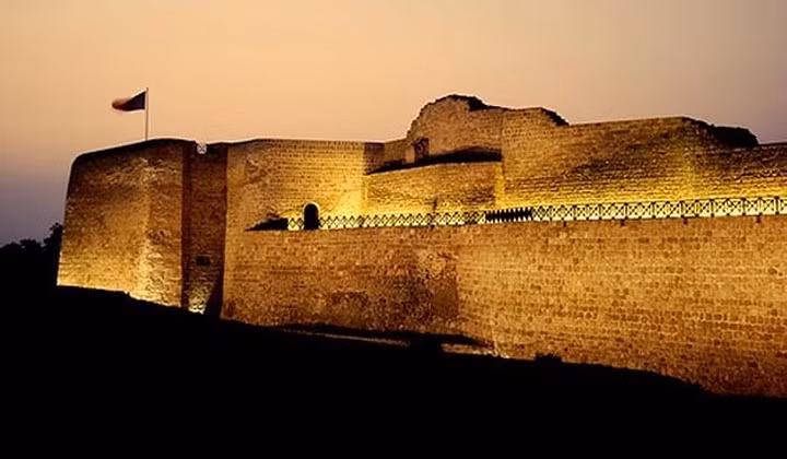 Pháo đài Qal’at Al-Bahrain cao 12m. Nơi đây có nhiều đồ cổ.