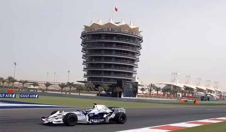 Trường đua quốc tế Sakhir là nơi diễn ra nhiều cuộc đua xe ô tô, kể cả siêu xe...