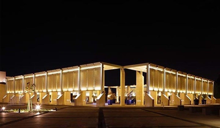 Bảo tàng Quốc gia Bahrain trông ra biển và giới thiệu về lịch sử 6.000 năm của quốc gia Trung Đông Arab này.