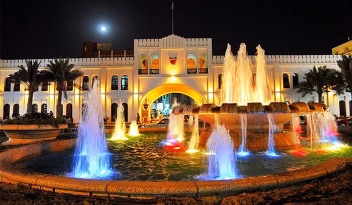 Chợ Bab-Al-Bahrain bán hoa quả, quần áo, đồ thủ công từng là nơi bán vàng và ngọc trai. Lối vào chợ có đài phun nước rất đẹp.