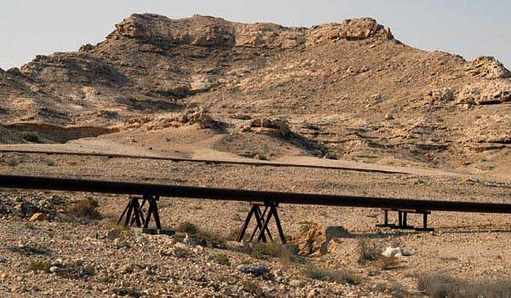 Núi Jebel Al Dukhan là điểm cao nhất đất nước Bahrain. Tuy nhiên, chiều cao của nó chỉ là 143m. Nơi đây thích hợp cho hoạt động cắm trại qua đêm.