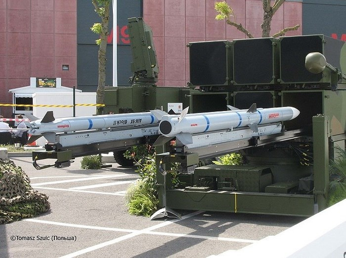 Bản thân NASAMS thực chất là một hệ thống phòng không được phát triển dựa trên một mẫu tên lửa không đối không tầm xa do Mỹ chế tạo và được Na Uy cải tiến. Tuy nhiên, toàn bộ các loại tên lửa được sử dụng bởi hệ thống này đều do Mỹ sản xuất gồm các loại tên lửa AIM-120A/B; AIM-120C-5 và AIM-120D. Nguồn ảnh: Suffer.