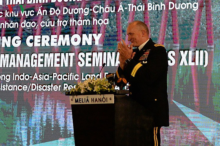 Đại tướng Mỹ Brown chủ động vỗ tay và kêu gọi các cử tọa cùng vỗ tay hưởng ứng sự thành công của PAMS-42 và công tác tổ chức của nước chủ nhà.