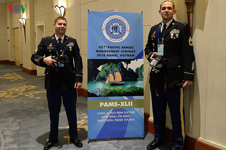 Hai phóng viên của Lục quân Mỹ tham gia chụp ảnh và viết tin về PAMS-42.