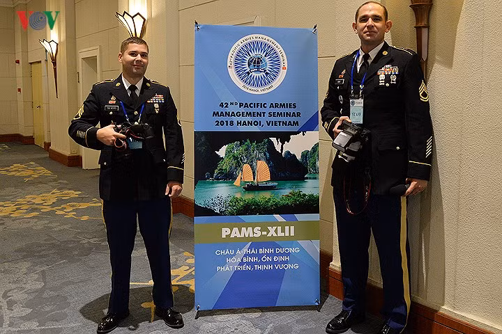 Hai phóng viên của Lục quân Mỹ tham gia chụp ảnh và viết tin về PAMS-42.