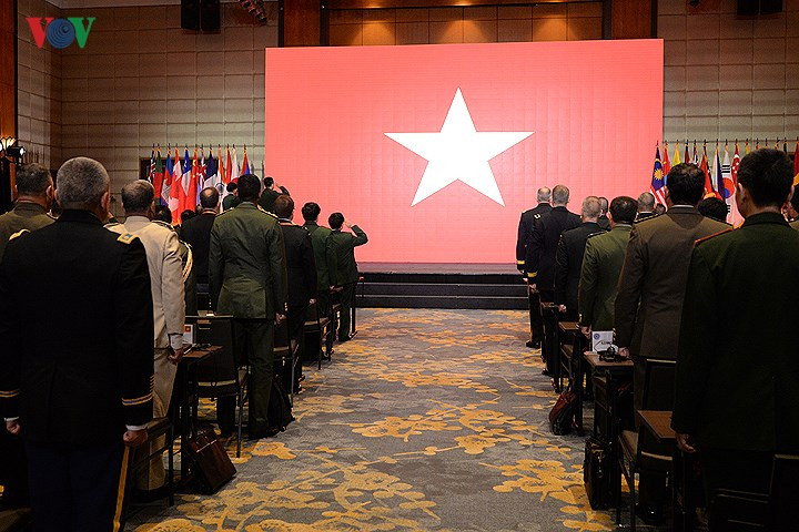 Các đại biểu đứng nghiêm trong phần cử quốc thiều Việt Nam vào cuối lễ Bế mạc.