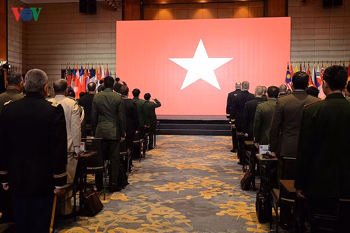 Các đại biểu đứng nghiêm trong phần cử quốc thiều Việt Nam vào cuối lễ Bế mạc.