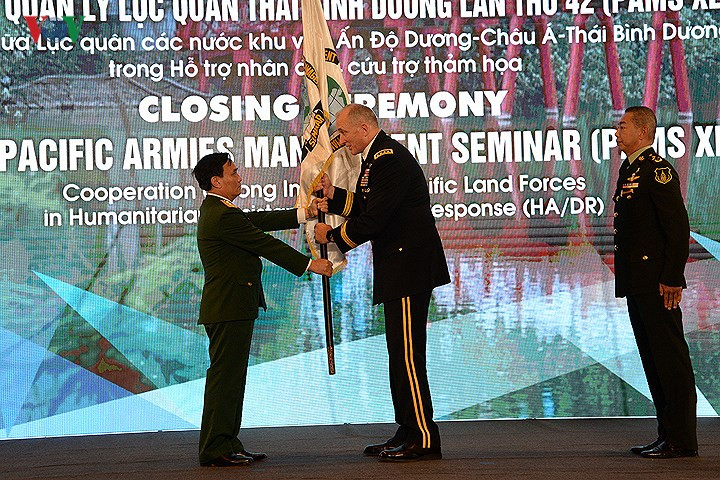 Thượng tướng Phạm Hồng Hương trao cờ Hội thảo PAMS cho Đại tướng Mỹ Robert Brown.