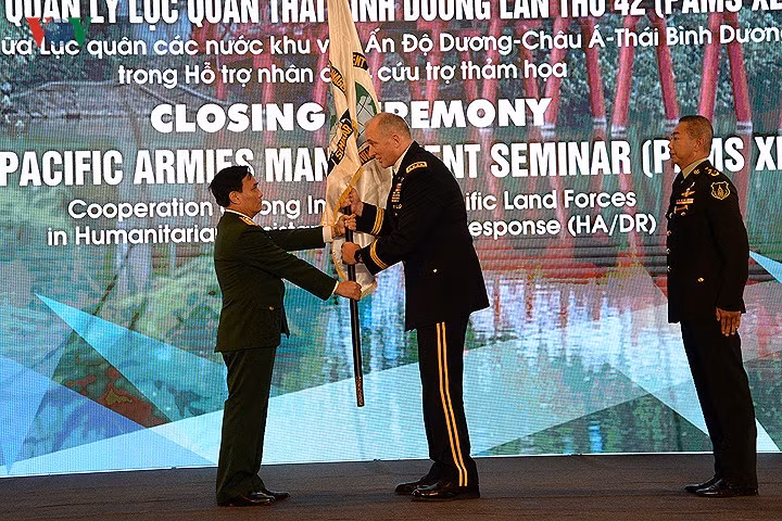 Thượng tướng Phạm Hồng Hương trao cờ Hội thảo PAMS cho Đại tướng Mỹ Robert Brown.