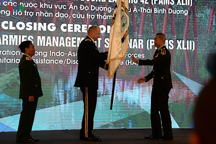 Đại tướng Brown trao lại cờ cho đại diện của quân đội Thái Lan – nước sẽ đăng cai sự kiện PAMS-43 kế tiếp.