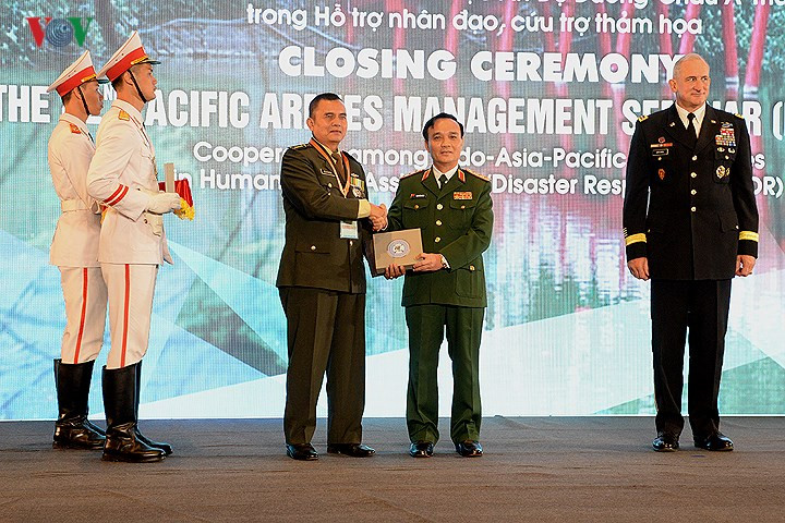 Phó Tổng Tham mưu trưởng Quân đội Nhân dân Việt Nam Phạm Hồng Hương trao chứng chỉ tham gia Hội thảo cho đại biểu của lực lượng lục quân một nước tham dự PAMS-42.