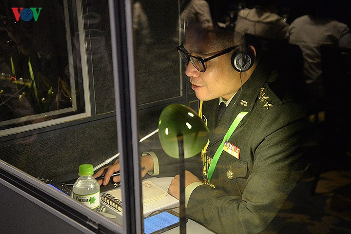 Hình ảnh một phiên dịch viên cabin của quân đội một nước châu Á có đại biểu dự Hội thảo PAMS-42. Đây là lần đầu tiên Việt Nam tổ chức một sự kiện như thế này.