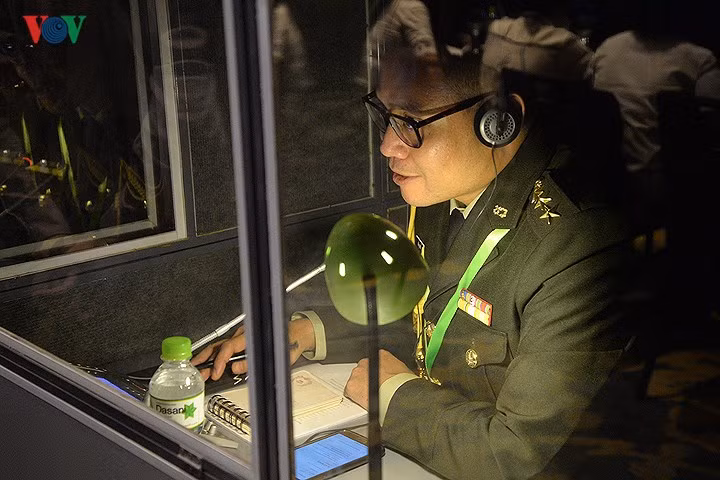 Hình ảnh một phiên dịch viên cabin của quân đội một nước châu Á có đại biểu dự Hội thảo PAMS-42. Đây là lần đầu tiên Việt Nam tổ chức một sự kiện như thế này.