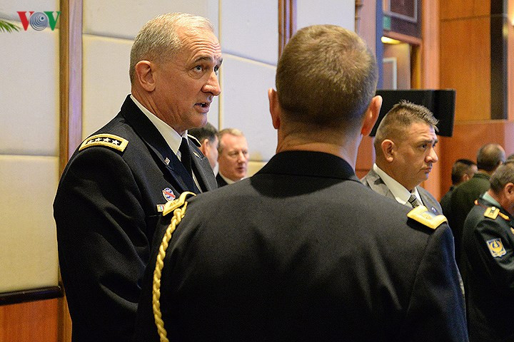 Đại tướng Mỹ Robert B. Brown - Tư lệnh Bộ Tư lệnh Lục quân Thái Bình Dương của Mỹ (bìa trái), đang trao đổi với một số sĩ quan trước khi diễn ra lễ Bế mạc Hội thảo vào sáng 23/8.