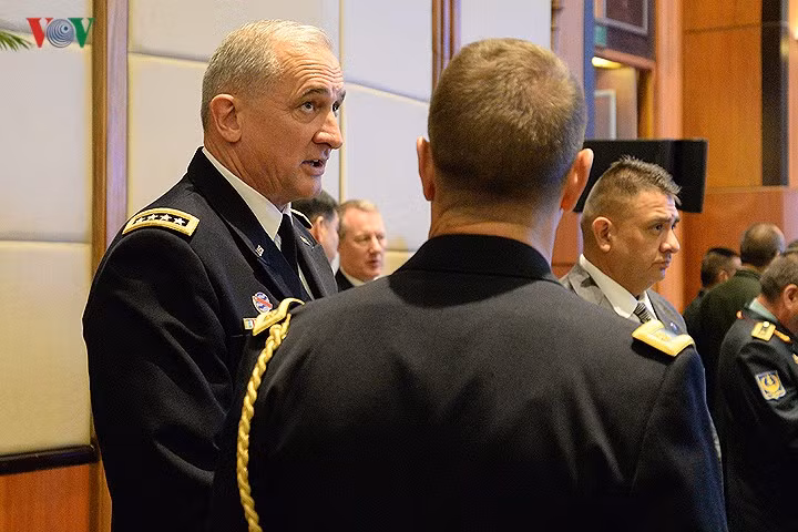 Đại tướng Mỹ Robert B. Brown - Tư lệnh Bộ Tư lệnh Lục quân Thái Bình Dương của Mỹ (bìa trái), đang trao đổi với một số sĩ quan trước khi diễn ra lễ Bế mạc Hội thảo vào sáng 23/8.