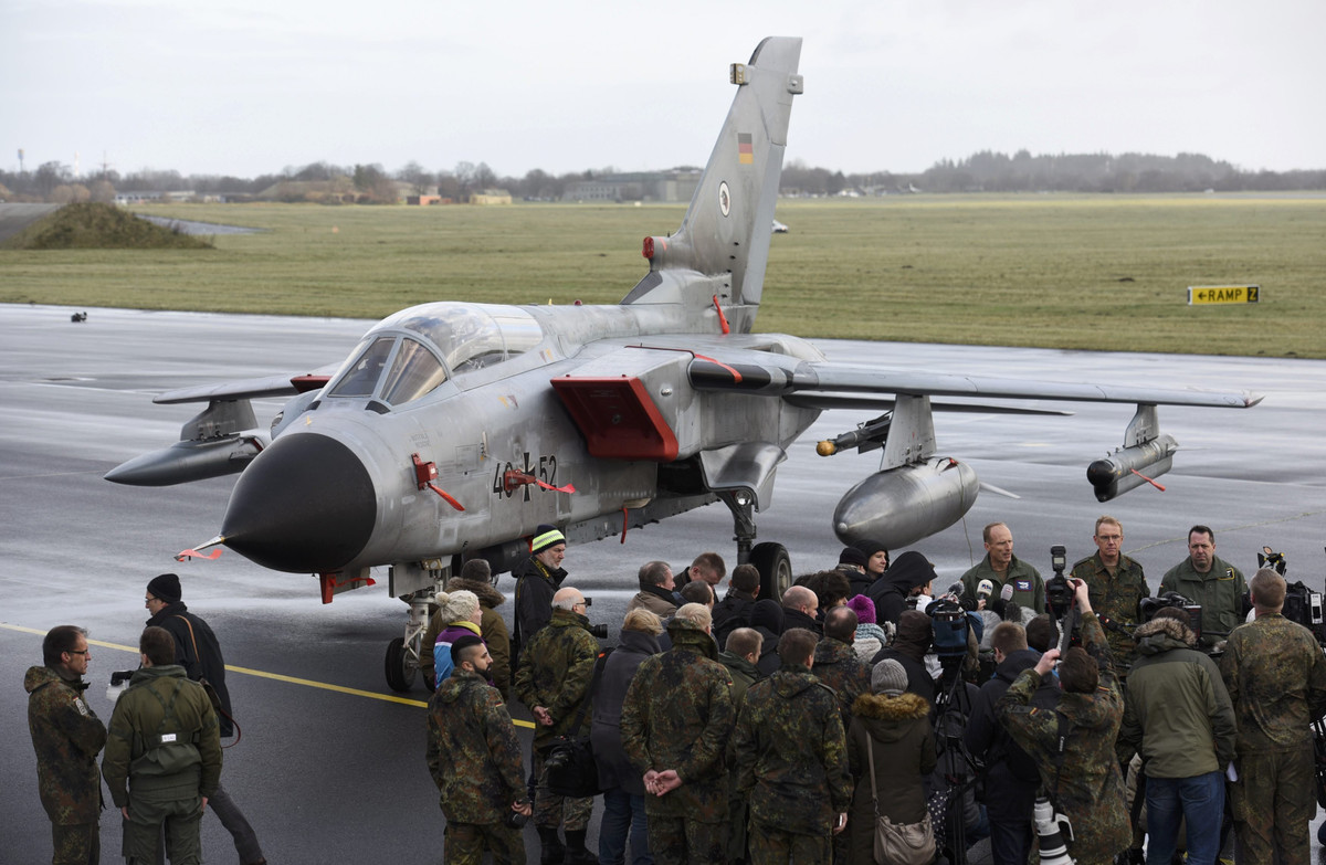 Và càng phải hỏi thêm Không quân Đức là, quốc gia của họ không sở hữu vũ khí hạt nhân lại cần các chiến đấu cơ có thể mang loại vũ khí này. Sự thật đằng sau đó có lẽ chỉ có Berlin và Washington hiểu rõ nhất. Nguồn ảnh: Sputnik.