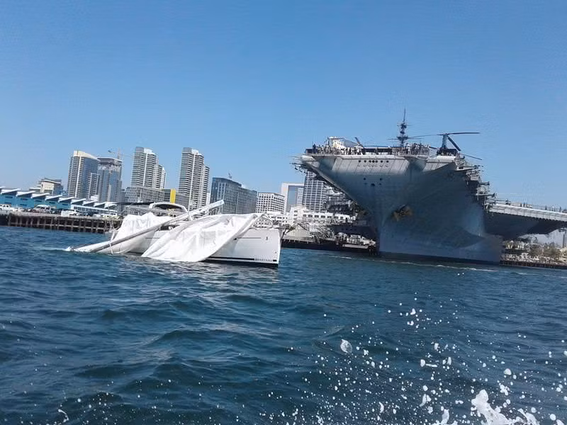 Vừa mới đây, một vụ tai nạn hy hữu đã trên vịnh San Diego khi một thuyền buồm tư nhân mất kiểm soát, đâm thẳng vào tàu sân bay USS Midway - một trong những bảo tàng hải quân lớn nhất của Mỹ. Nguồn ảnh: Onscene.