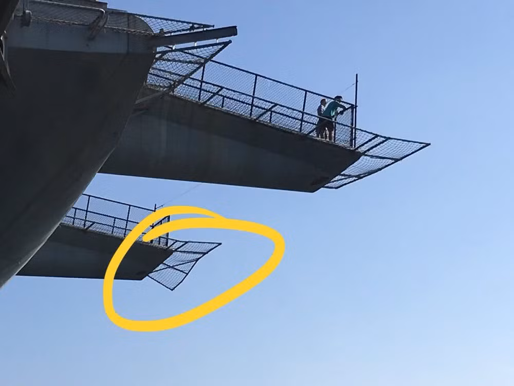 Phần lưới bảo vệ trên tàu sân bay USS Midway bị hư hại sau cú va chạm. Nguồn ảnh: Onscene.