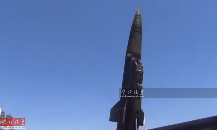 Phiên bản hiện đại nhất là phiên bản C, có độ chính xác lệch tâm giảm còn 70 mét. Tất cả các phiên bản của OTR-2 Tochka đều có khả năng mang theo đầu đạn nặng tối đa 482 kg. Nguồn ảnh: Sohui.