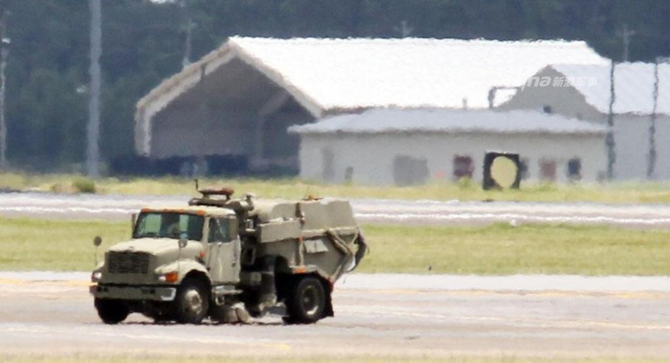 Các lực lượng cứu hộ tại căn cứ Eglin đã ngay lập tức có mặt tại hiện trường để "dọn dẹp" mảnh vỡ của vụ tai nạn và đưa phi công lái chính của chiếc chiến đấu cơ F-35A ra khỏi chiếc máy bay gặp nạn. Nguồn ảnh: Sina.