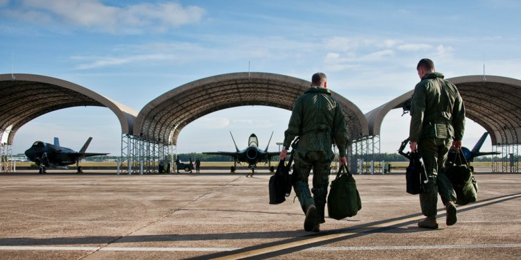 Tuy nhiên, F-35A cũng lại được đánh giá là phiên bản thiếu ổn định nhất trong số ba phiên bản A B C của dòng máy bay tàng hình F-35. Vụ tai nạn đầu tiên của dòng chiến đấu cơ F-35 cũng là từ phiên bản F-35A xảy ra từ năm 2014. Nguồn ảnh: BI.