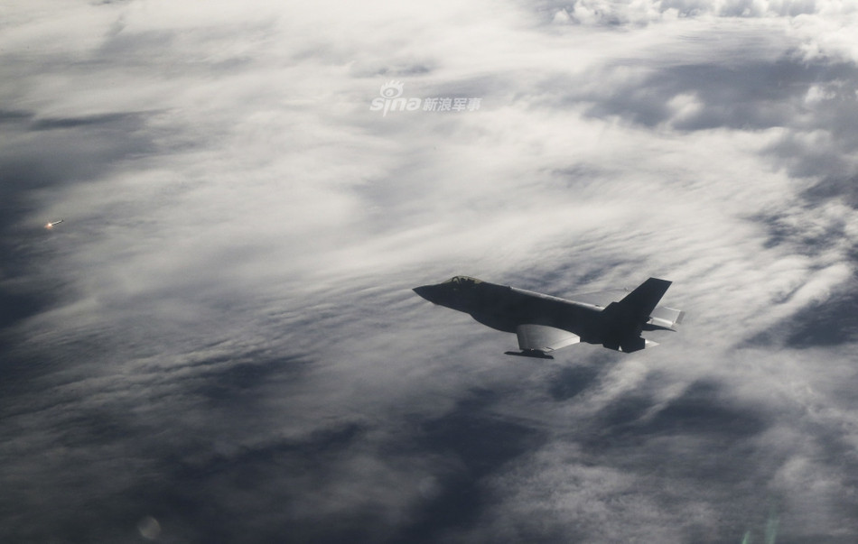 F-35A cũng là phiên bản duy nhất trong dòng F-35 được trang bị pháo máy gắn phía bên trong loại GAU-22/A cỡ nòng 25mm. Phiên bản F-35A này được tối ưu hoá cho khả năng tấn công mặt đất như một máy bay cường kích. Nguồn ảnh: Sina.