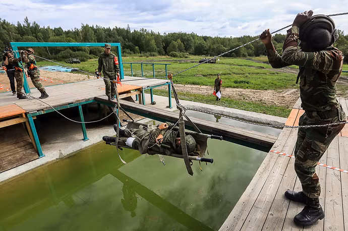 Quân y Zimbabwe di chuyển thương binh vượt chướng ngại vật trong phần thi cứu thương. Nguồn ảnh: TASS.