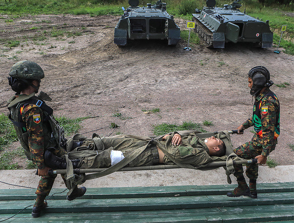 Chủ yếu trong phần thi này đều là nữ giới tham gia, phía Việt Nam cũng tham gia phần thi cứu thương này và tất nhiên là những nữ quân y nhỏ nhắn của Việt Nam cũng phải cõng trên vai những "thương binh" người Nga nặng cả trăm kilograms. Nguồn ảnh: TASS.