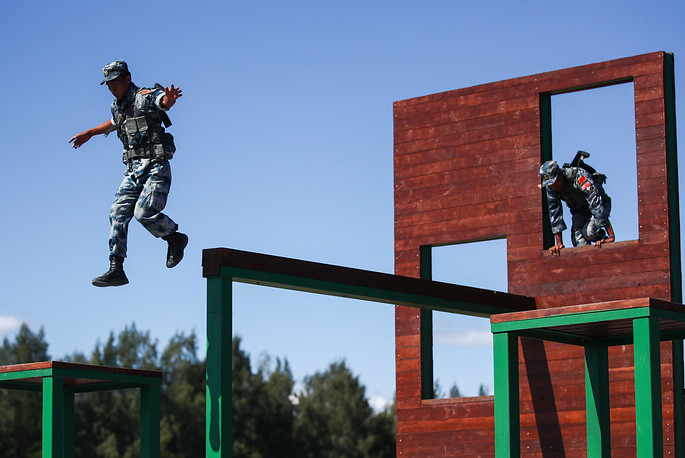 Đội Trung Quốc tại phần thi đổ bộ đường Dù. Nguồn ảnh: TASS.