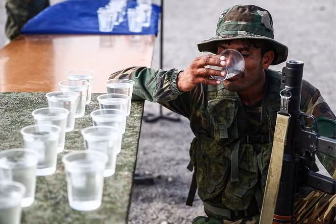 Một binh lính Pakistan đang tiếp nước sau phần thi đổ bộ đường Dù. Tại phần thi này, những người lính sẽ phải vượt qua một loạt chướng ngại vật trong thời gian ngắn nhất có thể. Nguồn ảnh: TASS.