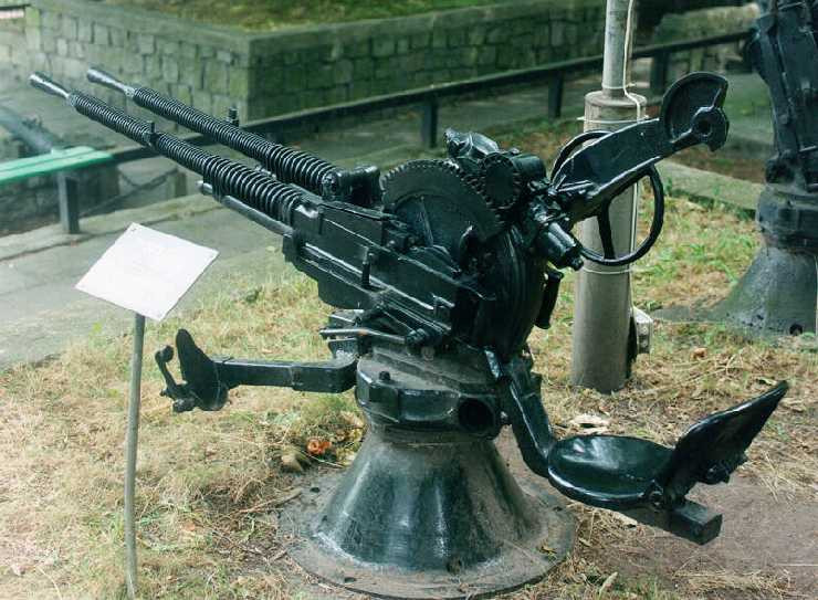 Cỡ đạn 13,2mm cho phép tăng sơ tốc đầu nòng của súng, lên tới 800 mét/giây. Tuy nhiên do khẩu súng này có hộp tiếp đạn rất nhỏ, chỉ 30 viên nên quá trình bắn cần nhiều xạ thủ kết hợp thay đạn liên tục.