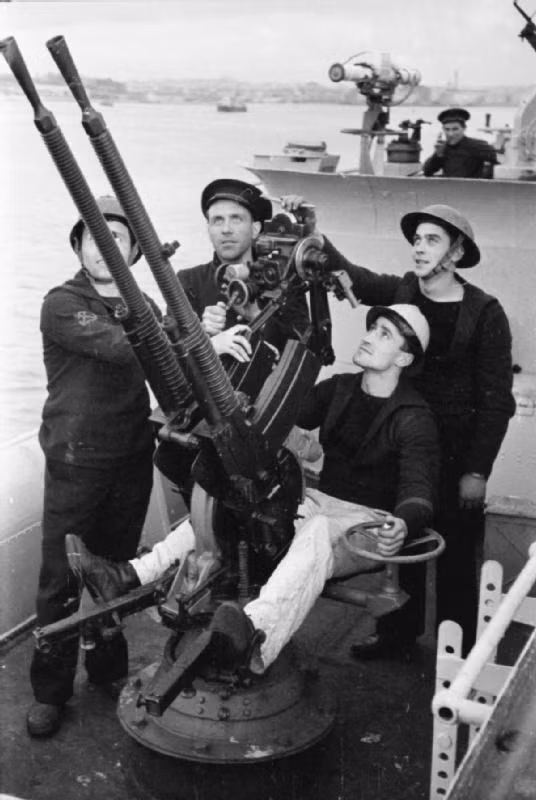 Ngoài Phát xít Nhật, còn có Phát xít Italia cũng sử dụng loại súng máy phòng không này. Ở phe Đồng minh, cũng có Bỉ, Ba Lan,... sử dụng kiểu súng này. Sau Chiến tranh, M1929 vẫn tiếp tục được sử dụng bởi Romania, Tây Ban Nha, Israel, Hy Lạp,...